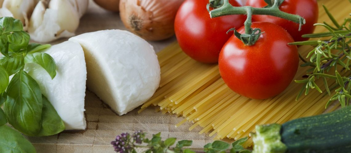 mozzarella_tomatoes_herbs_italian_cook_garlic_ingredients_onions-553243